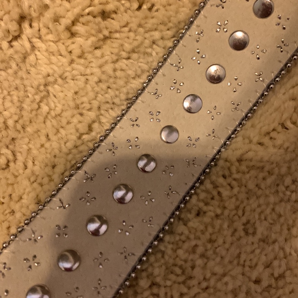 ONE DAY SALE!!  NEW!! SHOCKING SILVER GUESS BELT SZ SMALL - Picture 4 of 10